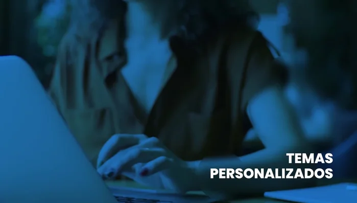 Para una personalización avanzada, utiliza la opción 'Temas personalizados' para configurar a detalle el color de fondo, el espacio del logo, el color del título, etc.