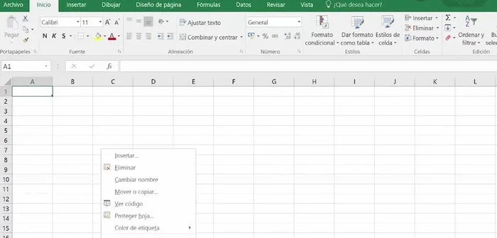 Haz clic derecho sobre la pestaña de la hoja que deseas eliminar. Selecciona 'Eliminar'.