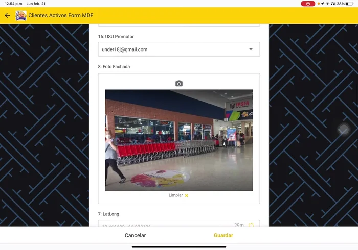Documentar los días de visita y observaciones relevantes (necesidad de aviso previo, preferencias de entrega, etc.).