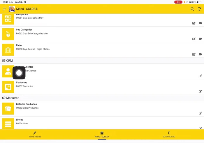 Un mismo contacto puede estar asociado a varios clientes.