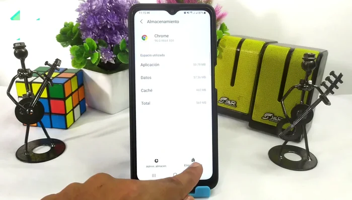 Presionar el botón para limpiar la caché (usualmente un icono de una escoba o similar).