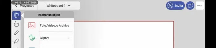 Utilizar la herramienta de inserción de archivos para añadir imágenes, vídeos o páginas web a tu presentación. Se muestra cómo insertar una página web usando el navegador integrado.