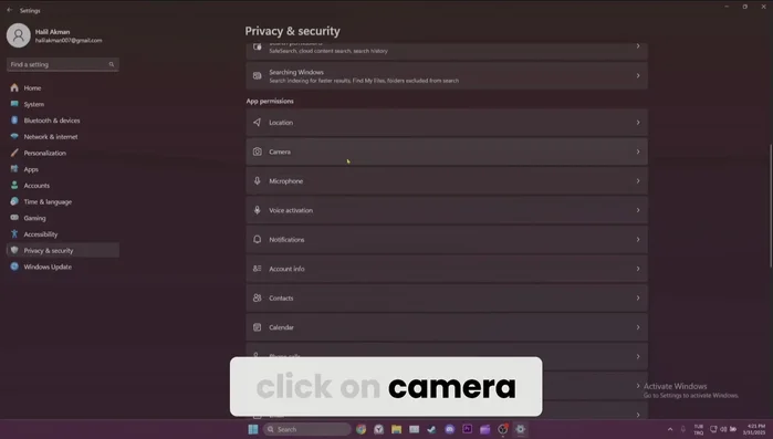 Desplácese hacia abajo y haga clic en 'Cámara'.
