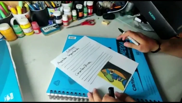 Agregar el nombre del autor y el título de la obra.