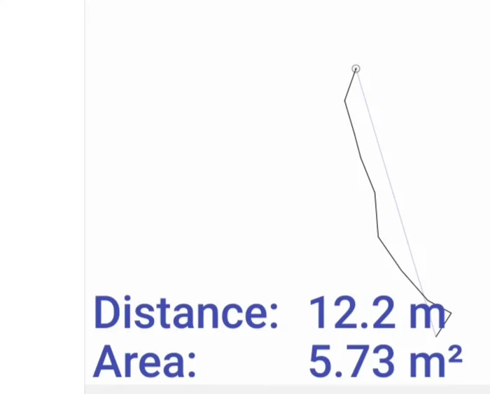La aplicación mostrará en tiempo real la distancia recorrida y el área calculada.