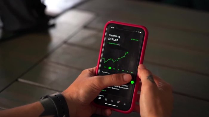 Preparar la hoja de cálculo en Google Sheets. Si ya tienes un portafolio de inversión creado, utilízalo. De lo contrario, crea una hoja nueva.