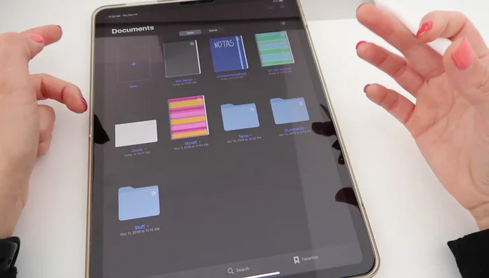 Descarga el cuaderno digital: El video proporciona un enlace para descargar un cuaderno digital prediseñado con secciones y páginas organizadas.