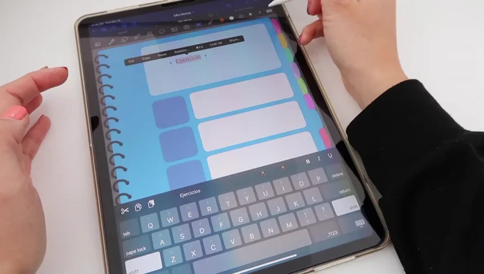 Usa cajas de texto para títulos y notas: Para una mejor presentación y organización, se recomienda el uso de cajas de texto para títulos y notas, personalizándolas con fuente, tamaño y color.