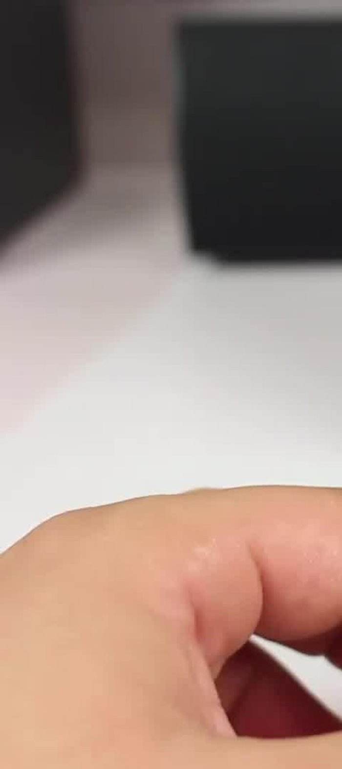 Actualizar WhatsApp a la versión beta 2.21.16.26 o superior. Si no eres beta tester, utiliza el enlace proporcionado en la descripción del vídeo para acceder al programa beta o descargar la versión más reciente.