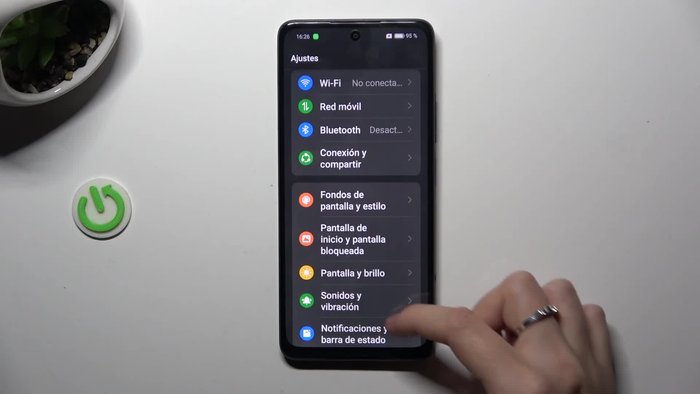 Busca la opción 'Notificaciones y barra de estado'.