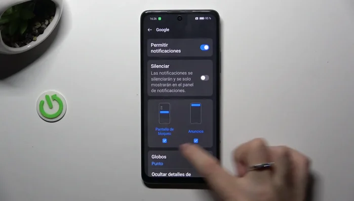 Ajusta las opciones de notificaciones: permitir notificaciones, mostrar en la pantalla de bloqueo, activar/desactivar vibraciones.