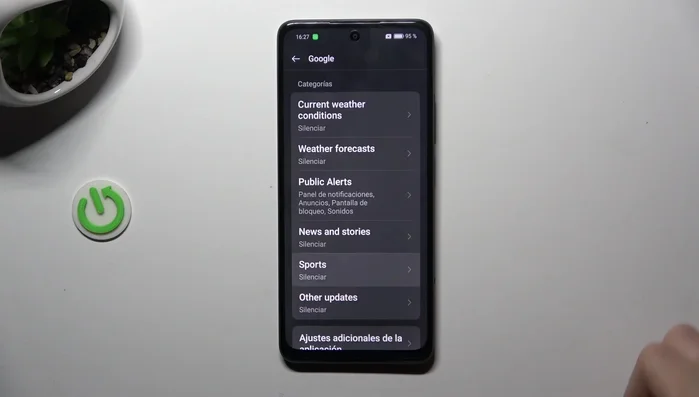 Utiliza las categorías para silenciar notificaciones grupales (ej: deportivas, tiempo, etc.).