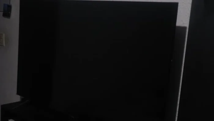 Enciende el Smart TV y verifica la conexión WiFi en la configuración.