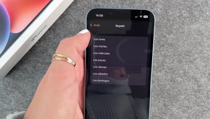 Configura los días de repetición (diariamente, días de semana, etc.).