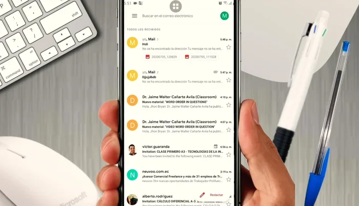 Busca la opción 'Sincronizar' en las configuraciones de notificaciones (puede variar según el dispositivo).