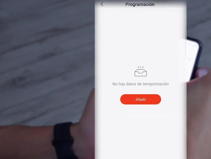 Programa la limpieza por horarios y días específicos usando la opción 'Horario'. Define la hora, los días de la semana, añade notas y activa las notificaciones.