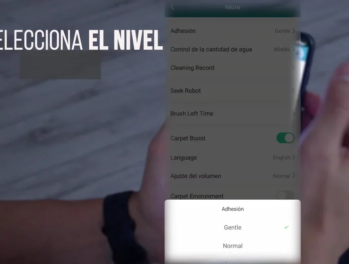 Ajusta la configuración en 'Más': nivel de succión (silencioso, normal, fuerte), nivel de agua (bajo, medio, alto), y revisa el historial de limpiezas.