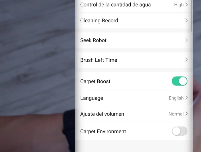 Utiliza las funciones adicionales: 'Buscar Robot', 'Tiempo Restante Accesorios', 'Carpet Boost' (aumenta la succión en alfombras), y ajusta el idioma y volumen de la voz del robot.