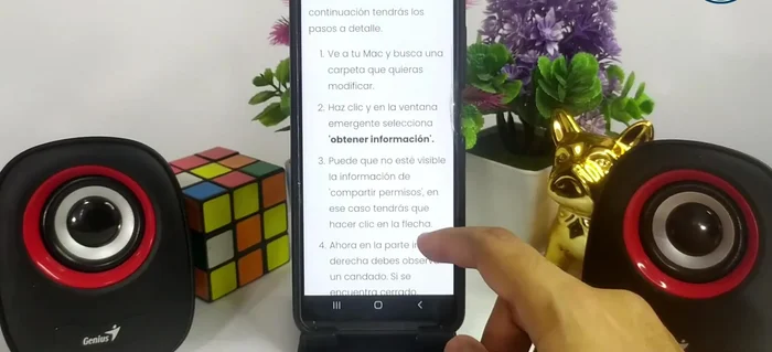 Selecciona "Obtener información". Si no ves la opción de compartir permisos, busca una flechita y presiónala.