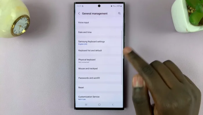 Dentro de "Administración general", busca y selecciona "Configuración del teclado Samsung".