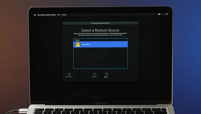 Seleccionar la unidad Time Machine, la copia de seguridad y seguir las instrucciones en pantalla.