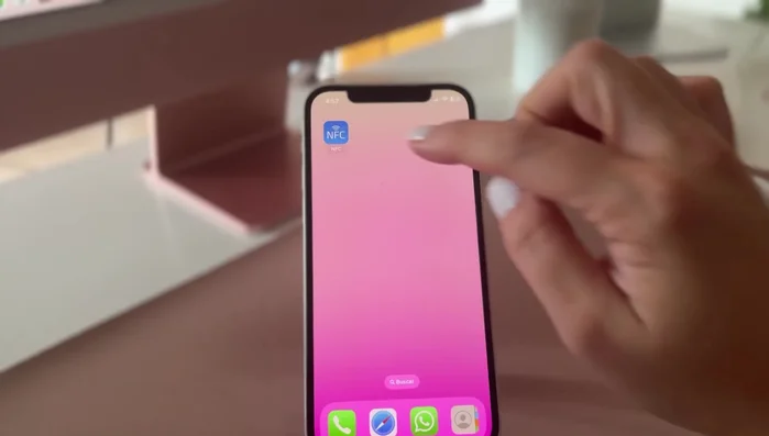 Acerca la tarjeta NFC al teléfono para escribir la información.
