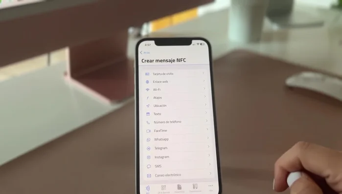 Acerca la tarjeta NFC al teléfono para escribir la información.