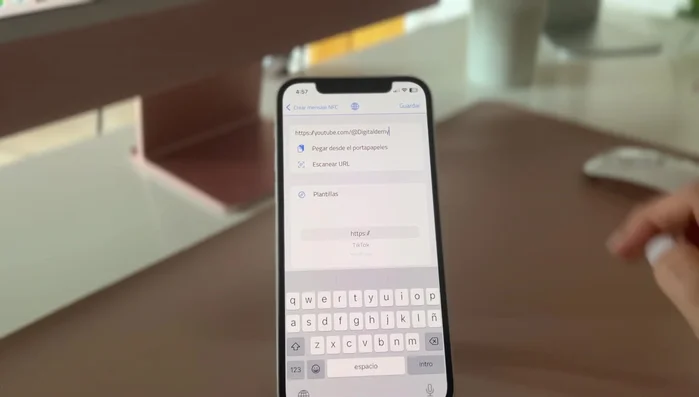 Acerca la tarjeta NFC al teléfono para escribir la información.