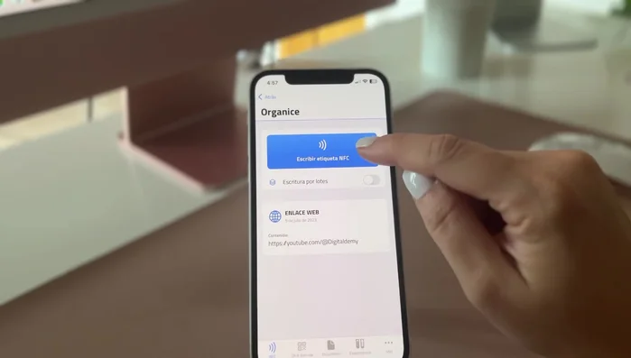Acerca la tarjeta NFC al teléfono para escribir la información.