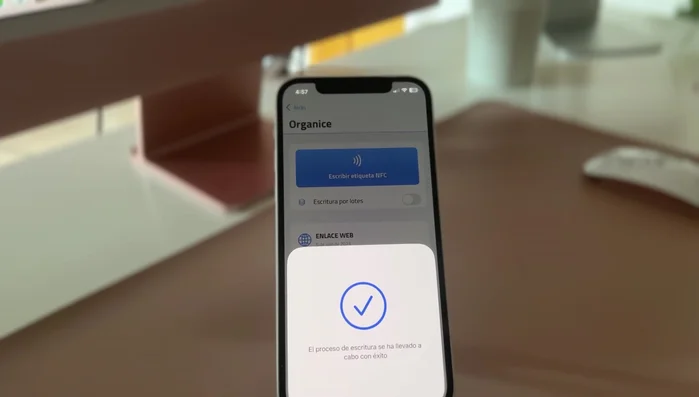 Prueba la tarjeta acercando tu teléfono para comprobar que funciona.