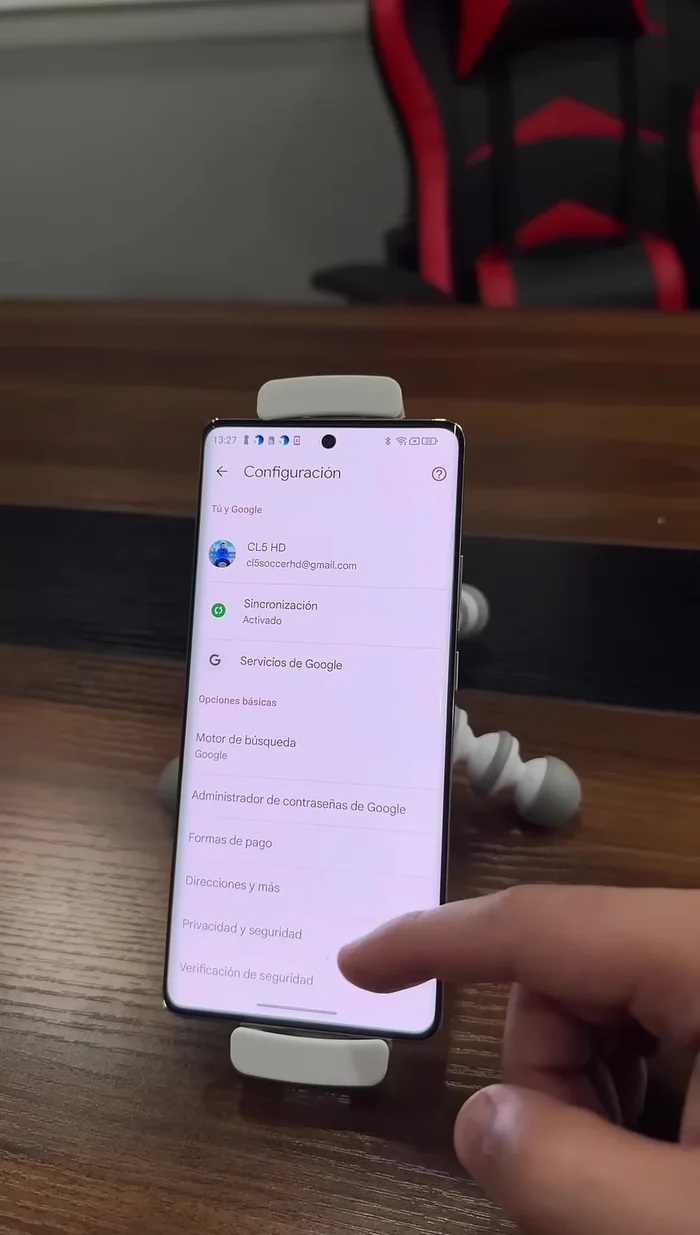Desliza hacia abajo nuevamente y busca "Configuración de sitios".
