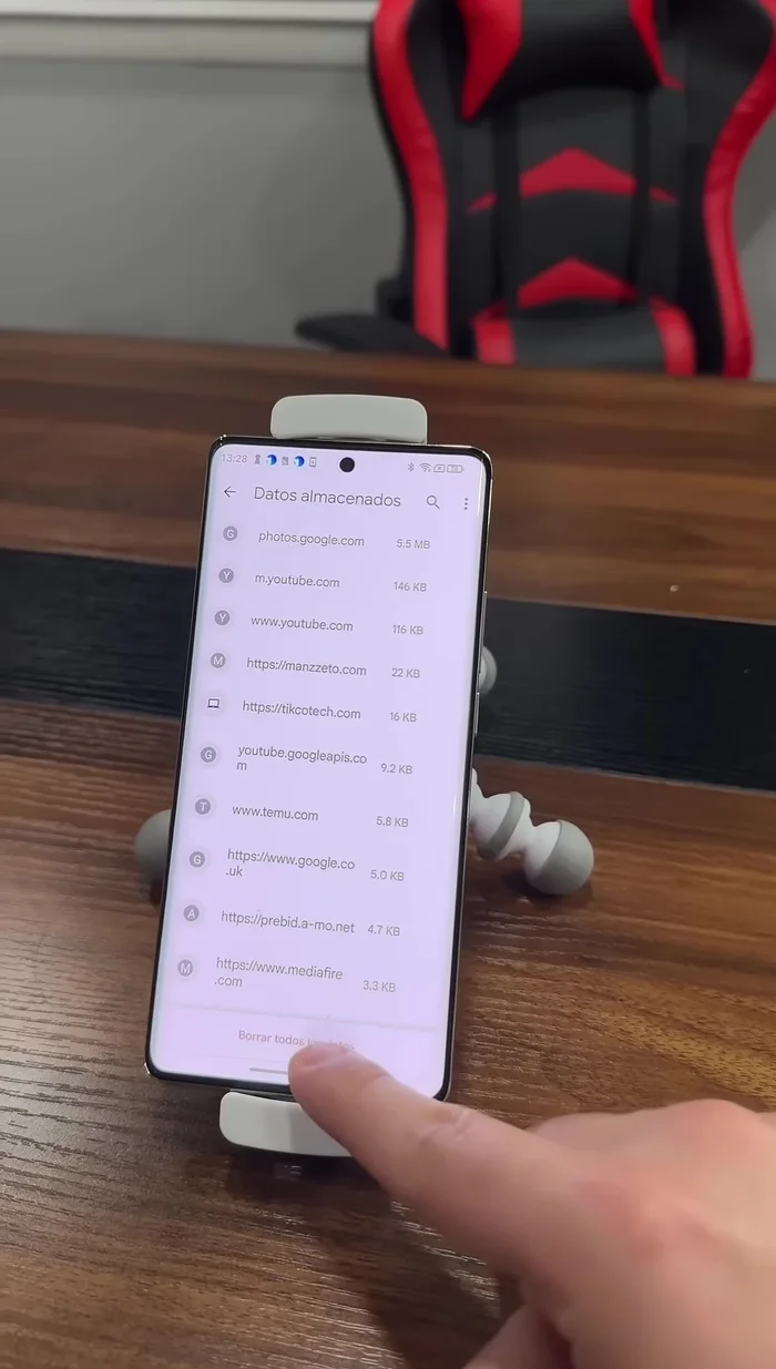 Presiona "Borrar todos los datos" para liberar espacio.