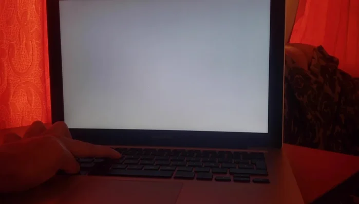 Si tu Mac no inicia normalmente, reinicia presionando Comando + R hasta que veas la pantalla de inicio, ingresa tu contraseña e inicia la Utilidad de Discos desde la ventana de utilidades.