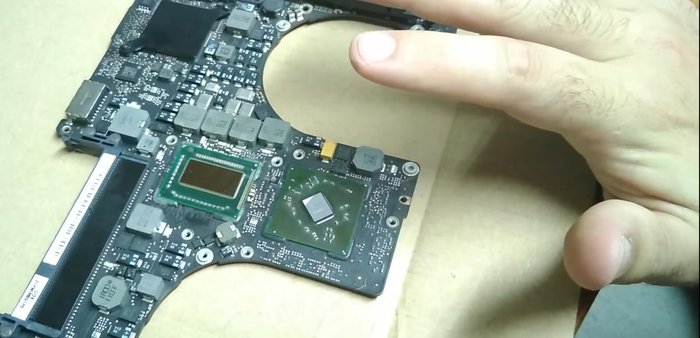 Aplicar calor de forma uniforme a la zona de la GPU durante 5 minutos, moviendo el soplete constantemente para evitar daños. Después dejar enfriar durante 10 minutos.