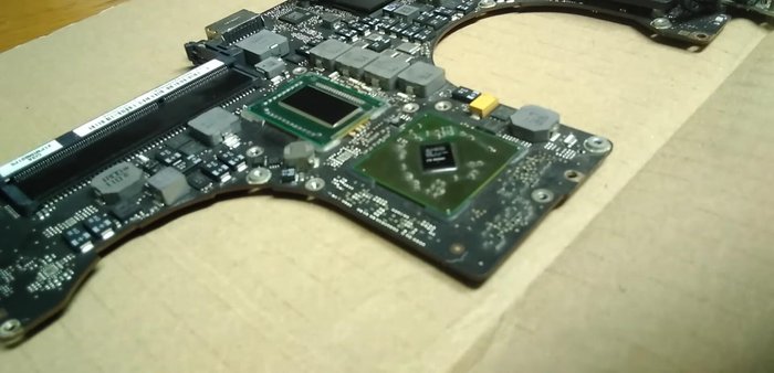 Aplicar una pequeña cantidad de pasta térmica directamente sobre la GPU, evitando exceso.