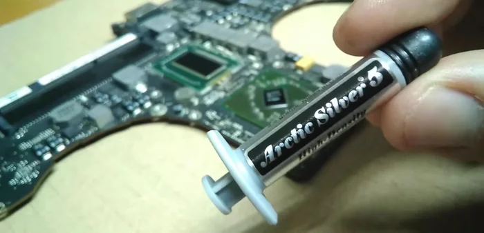 Aplicar una pequeña cantidad de pasta térmica directamente sobre la GPU, evitando exceso.