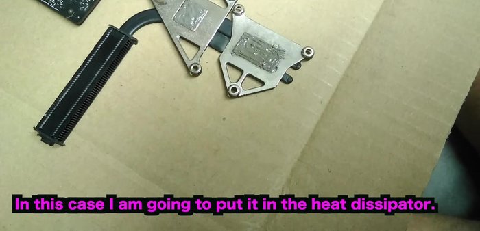 Montar el disipador de calor, asegurándose de que los tornillos coincidan correctamente.