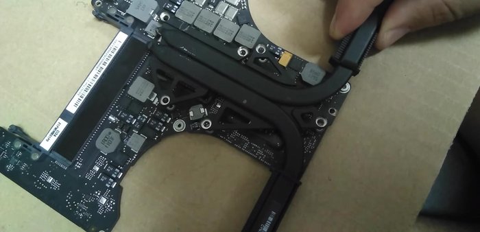 Montar el disipador de calor, asegurándose de que los tornillos coincidan correctamente.