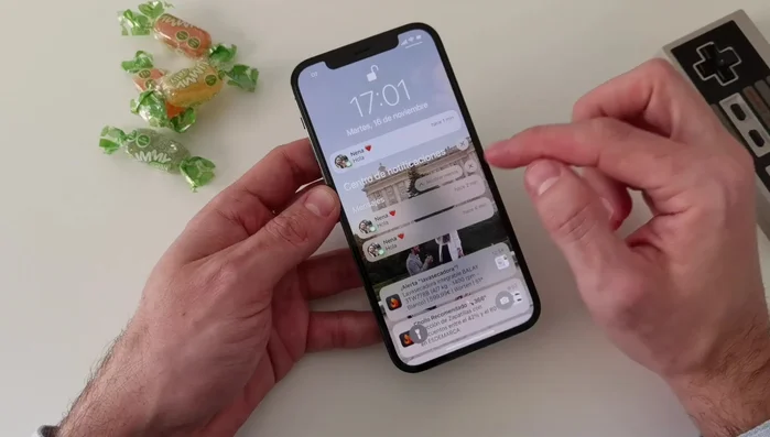 Agrupa las notificaciones: Organiza tus notificaciones por aplicación o automáticamente para una mejor gestión.