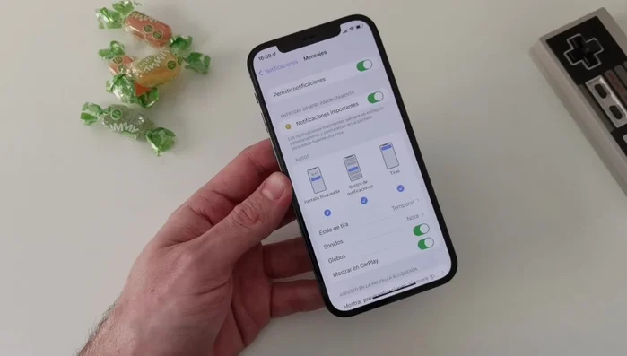Configura las previsualizaciones: Decide si quieres ver el contenido del mensaje (siempre, nunca o solo cuando el dispositivo esté desbloqueado).