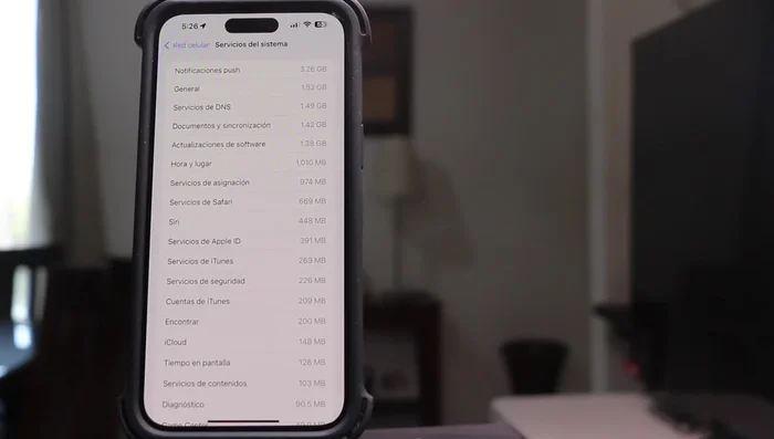 Desactivar las actualizaciones automáticas de software en 'Ajustes > General > Actualización de software'. Descargar actualizaciones manualmente solo cuando estés conectado a Wi-Fi.