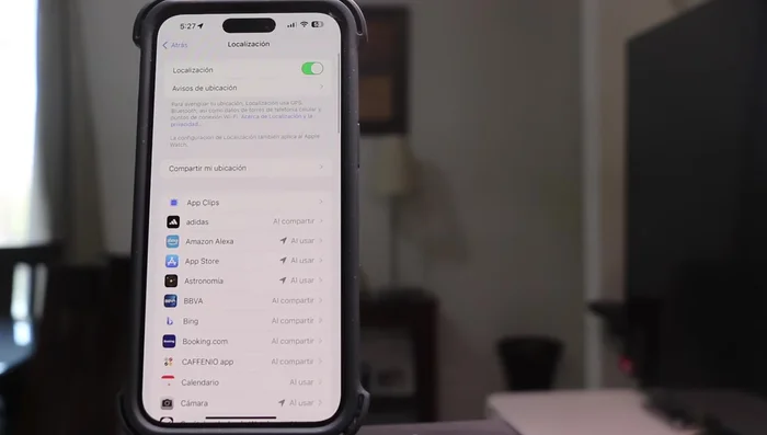 Gestionar los permisos de ubicación de las aplicaciones en 'Ajustes > Privacidad y seguridad > Ubicación'. Limitar el acceso a la ubicación a 'Mientras se usa la app' o pedir permiso cada vez.