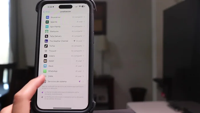 Desactivar las actualizaciones automáticas de software en 'Ajustes > General > Actualización de software'. Descargar actualizaciones manualmente solo cuando estés conectado a Wi-Fi.