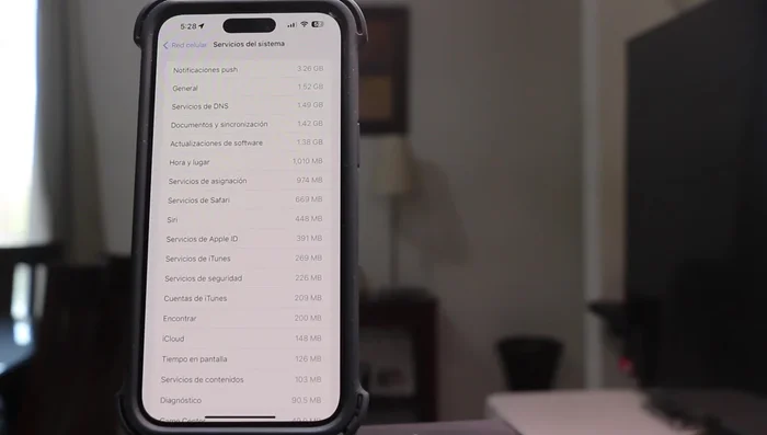 Controlar las notificaciones push en 'Ajustes > Notificaciones'. Desactivar las notificaciones de aplicaciones no esenciales para reducir el consumo de datos de fondo.