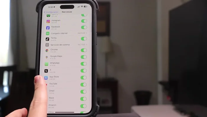Desactivar las actualizaciones automáticas de software en 'Ajustes > General > Actualización de software'. Descargar actualizaciones manualmente solo cuando estés conectado a Wi-Fi.