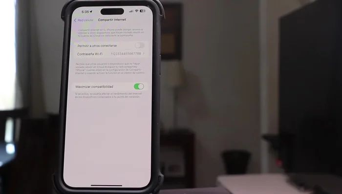 Desactivar 'Compartir internet' en 'Ajustes > Red celular > Compartir internet' a menos que lo necesites activamente.