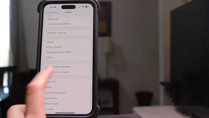 Desactivar la 'Actualización en segundo plano' para aplicaciones no esenciales en 'Ajustes > General > Actualización en segundo plano'.