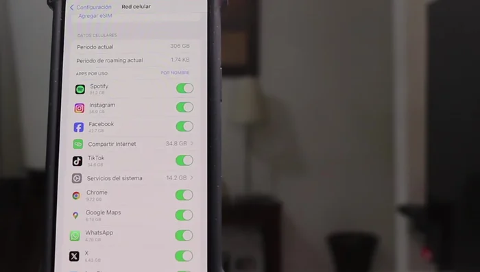 Verificar el consumo de datos por aplicación en 'Ajustes > Red celular > Datos celulares'. Ordenar por 'Uso' para identificar las aplicaciones que más datos consumen.