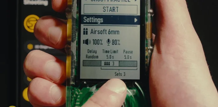 Presiona iniciar para que el temporizador recorra los conjuntos automáticamente. Puedes optar por activar o desactivar la opción de que el temporizador escuche por dos segundos adicionales después de cada disparo para calcular el tiempo.