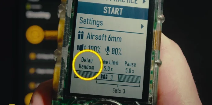 Presiona iniciar para que el temporizador recorra los conjuntos automáticamente. Puedes optar por activar o desactivar la opción de que el temporizador escuche por dos segundos adicionales después de cada disparo para calcular el tiempo.